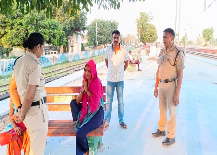 woman jumped in front of train in Amroha