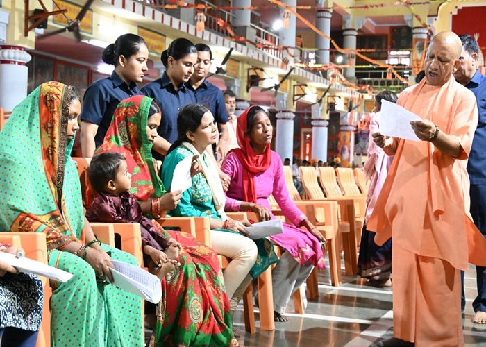 जनता दर्शन में CM योगी आदित्यनाथ