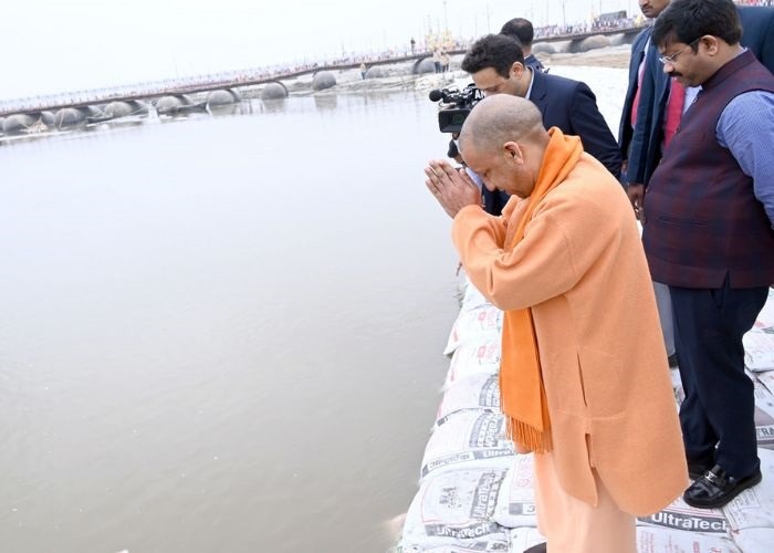 मुख्य स्नान पर्व पर पुष्प वर्षा और बिना प्रोटोकॉल