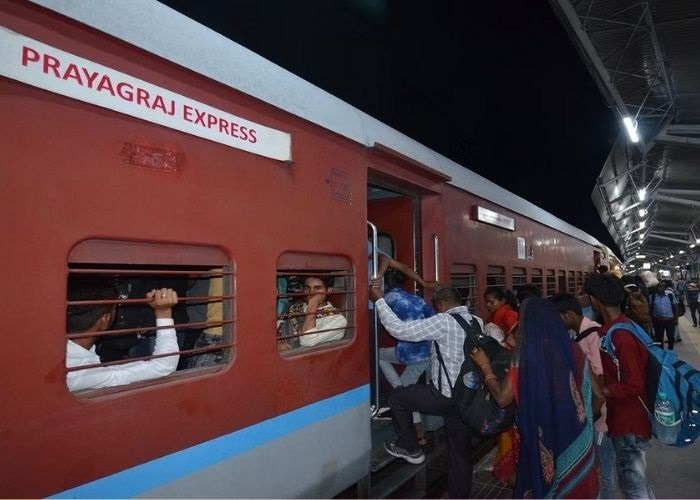Prayagraj Express timetable,