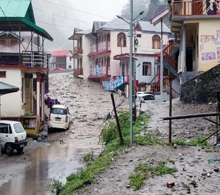 भारी बारिश और भूस्खलन की चेतावनी