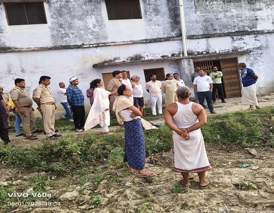 मौके का मुआयना करती एसडीएम और एसीपी